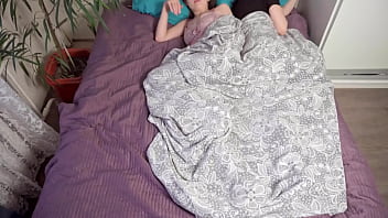 興奮して目が覚めて手コキで旦那を起こす。若いカップルの朝ファック、69の体位、相互オナニー。