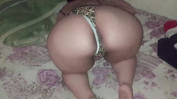 若いデリシアがサイドパンティで私においしいものをくれる