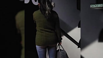 外に出て、私は見知らぬ男のチンポをしゃぶるのを我慢できませんでした - 彼は私の毛むくじゃらの猫を壊すように私を説得しました！そしてあらゆる体位で私をファックしてください