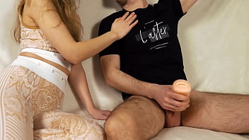 スポーツウェア姿のホットな妻が夫がオナニーしているのを目撃 - 射精を手伝う