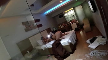 私がぽっちゃりした女の子のお尻を犯している間、妻は他の人にそれを与えていました