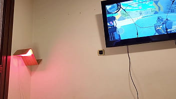 POV 義理の弟がビデオゲームをプレイしているときに邪魔をして、彼のチンポをしゃぶる。(英語字幕)