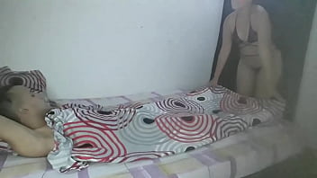 義理の妹は私が休んでいる間に熱くなって私の部屋にやって来て、ミルクがなくなるまで私のチンポに乗ります