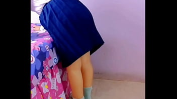彼女がベッドを作っているのを見つけて、制服のスカートの下でファックしました。はい、プロに投げてください！