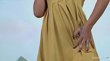 細身のアジア人美女は、男が彼女の穴に詰め込んでもポップを落とさない