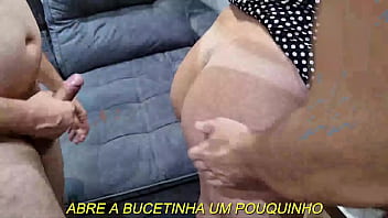 彼女は友達にきついお尻の穴を差し出す - ポルトガル語字幕.