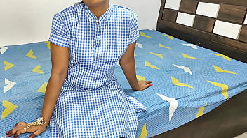 コマルの妹は再び10クラスで体を広げ、ボーイフレンドの近くに来て座った。