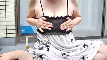 人妻がベランダで玩具を使って昼間からオナニー：動画の全編は→https://www.xvideos.red/channels/aika-frau