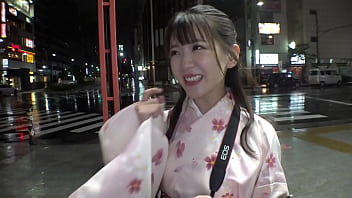 浅草で外国人旅行者のためにフィールドワーク中のめちゃカワ女子大生アイナちゃんをゲット！！毎日勉強に励む真面目な女子大生…と思いきや、男遊びにも全力な様子！！Part1