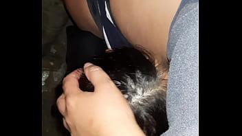 誰にも見つからないように納屋で隣人とセックスする、これは私たちの秘密だから - レズビアンイリュージョンガールズ