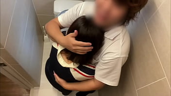 スーパーのトイレで声を潜めてセックス。おまんこに極太ちんこを出し挿れされて沢山喘ぎまくる彼女。