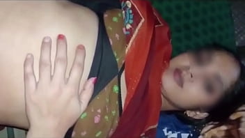 インドの角質の熟女バビが無邪気な村の少年とセックス!! クリアなヒンディー語オーディオ: ホットなウェブセライズセックス