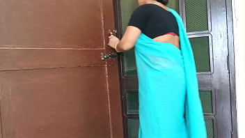 ホットセクシーなバビは夫をだまし、デバーとのロマンスを満喫。彼女は口の中でデバーのペニスを吸い、クリアなヒンディー語のオーディオでクローズアップハードファックをしました
