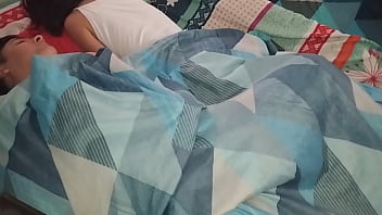 私が横になっていると、義理の妹も私のベッドにいることがわかり、仕事に行く前に彼女とセックスせずにはいられませんでした