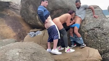 ビーチで二人の男とセックスする人妻。