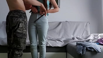 本物のカップルがソファで情熱的なセックスをする