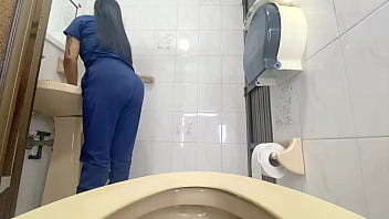 公衆トイレで放尿する看護師をカメラが捉えた