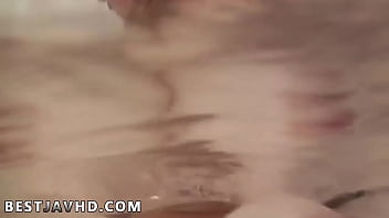 エッチなアジア人美女が湯気の立つお風呂でフェラチオをし、無修正のXXX JAVで素晴らしい喜びを披露します！