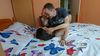 Счастливая пара подростков снимает на видео свои страстные занятия любовью - настоящая любительская домашка