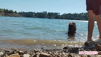午後遅くにボートに乗った観光客全員の前で、水の中で刺青の入ったペニスをしゃぶった