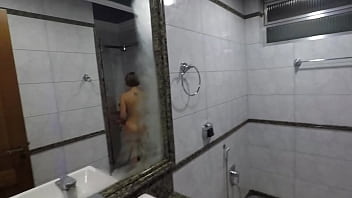 За кулисами восковой куклы с большим количеством спермы на лице