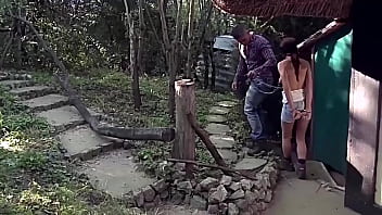 木こりたちがたちを捕らえた。最初の犠牲者。パート2。彼女は目隠しをされ、完璧なお尻を叩かれ、手錠をかけられて犯される。