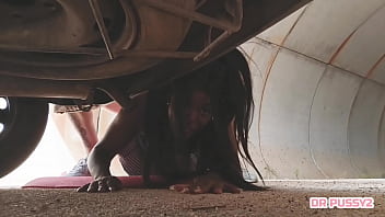 ノーパンのアフリカ人女性が車の故障に見舞われ、かがんで問題を見ると、見知らぬ男が硬いチンポを持って、シャツも着ずにさまざまな体位で熱くジューシーなマンコを犯されることに驚く。