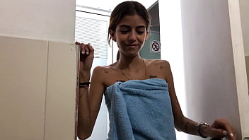 義理の妹は私がバスルームでオナニーしているのを見つけ、彼女のい顔に射精する喜びを与えてくれました。