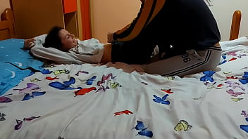 夫が留守中に友達が私を犯す - 夫に知られないようにコンドームをつけて！