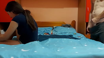 夫は夜勤中だったため、妻が愛人と浮気していることを知らなかった