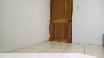 ああ、なんてことだ!!メキシコ人の継娘が継父を驚かせようと自分の部屋に入り、結局継娘が驚かされることになる