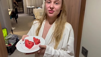 大きなペニスを持つ配達員がジューシーポルノ女優を激しくファックし、オマンコに射精する