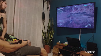 彼はビデオゲームをしたかったので、私は彼にお尻を与えたかった