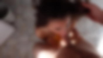 彼女は彼の男の子の朝の小便がとても好きです