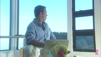 この素敵なカップルは小さなボートに乗って湖の真ん中で野外でセックスをしました