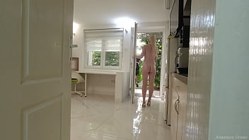我遇到了裸体送货员。看看发生了什么。恶作剧。真正的送货。