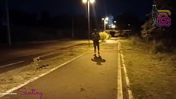 妻が街の広場で大きなペニスをしゃぶっているところを撮影される
