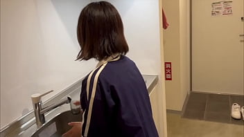 【素人ハメ撮り】彼女のぴちぴちのお尻を見てたら勃起してきて彼女のジーンズを半分脱がせて僕の巨根を挿れたらアヘ顔になりました。