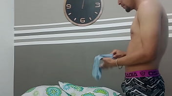 恥ずかしがり屋の義理の妹が私が下着でオナニーしているのを見つけて、彼女のお尻に射精するまで激しくセックスしました。