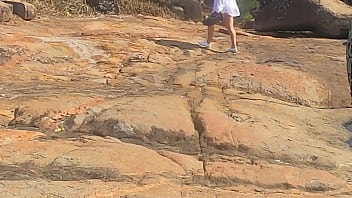 美しい若い女の子がビーチの岩の上で公の場でセックスしているところを目撃され、第三者に邪魔されています...。
