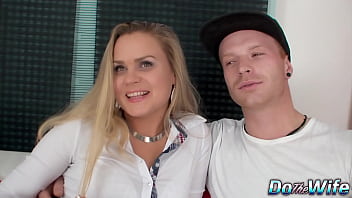 セクシーな主婦バラ・ブラスが夫の前でアナル中出しされる
