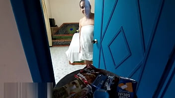 ホテルの部屋への特別なサービスは、おいしいホットな熟女とのおいしいファックで終わります - ザーメン - スペインのポルノ