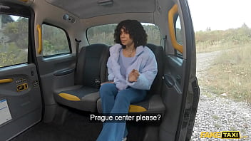 偽タクシータクシー運転手が彼女の甘いオマンコを激しく速くファックすると、彼女の天然のおっぱいが最高潮に達する