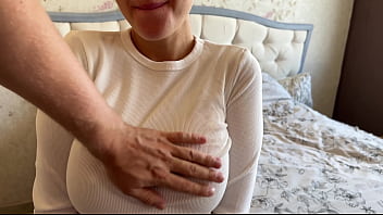 完全に自然な巨乳のブルネットは、彼氏が家にいない間、注意を必要としています