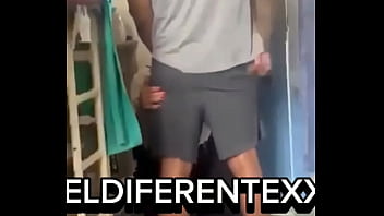 警察が囚人とセックスする本物の映像が流出。彼らは彼女を解雇します