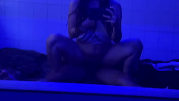 若妻の親友との浮気セックス