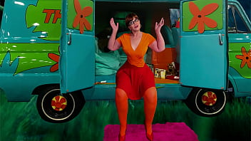 Затруднительный кримпай бабушки Velma Dinkley от лизания и хуя