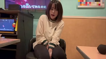 からオケマイクをおまんこに押し当ててオナニーしたら気持ち良すぎて声が出てしまいました…