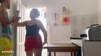 キッチンで義理の妹に会い、彼女がノーと言ったにもかかわらず、私は彼女のお尻にまっすぐにチンポを入れ、結局彼女のお尻を大きく開いてしまいました