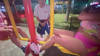 公共の公園で出会った巨乳で巨尻の見知らぬ人とセックスする